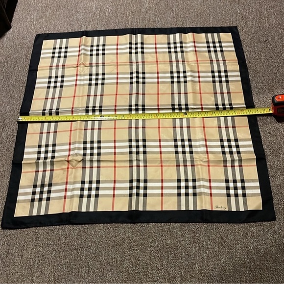 Burberry 💯 silk like new - Picture 5 of 7